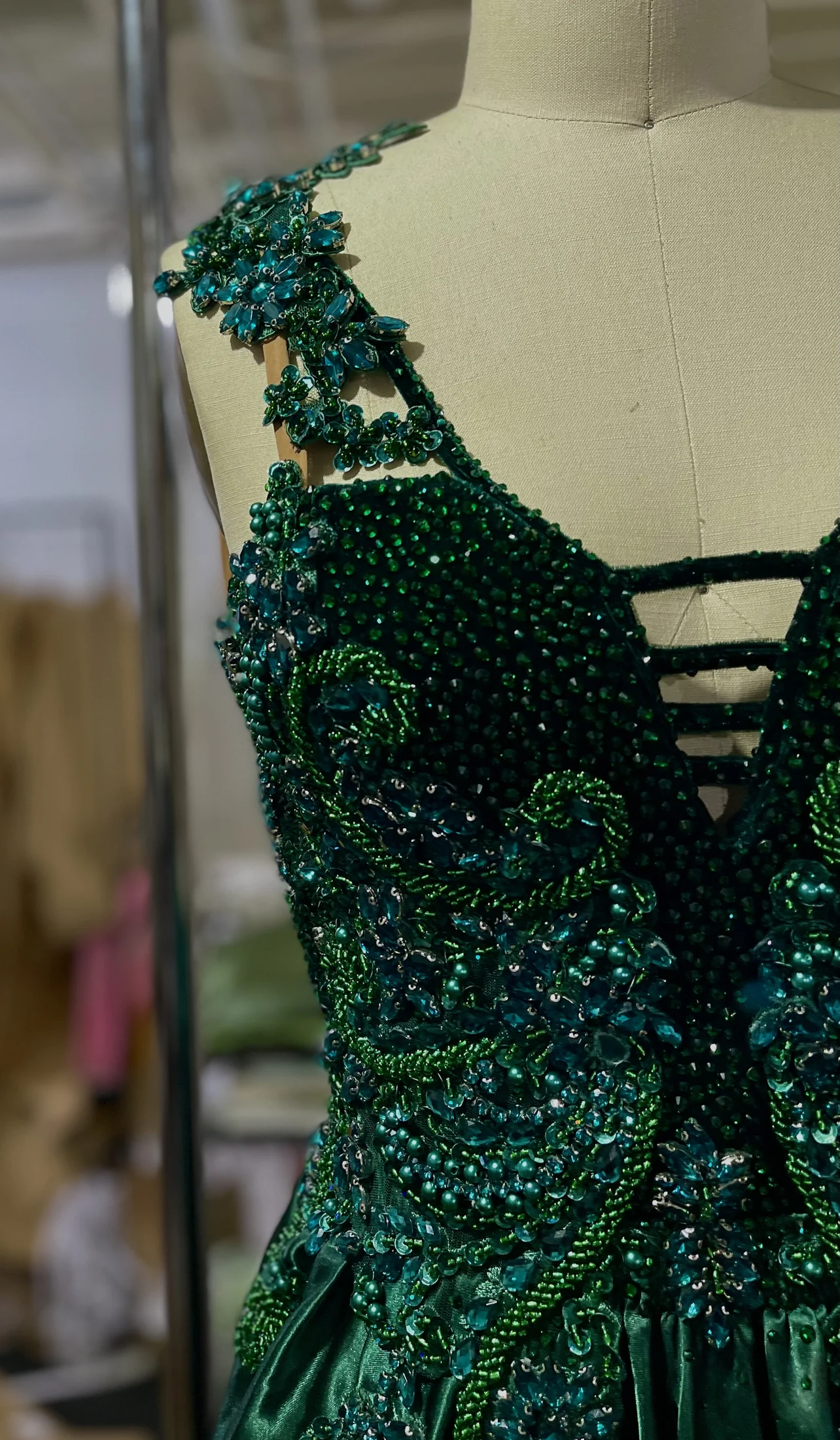 Emerald shoulder detail