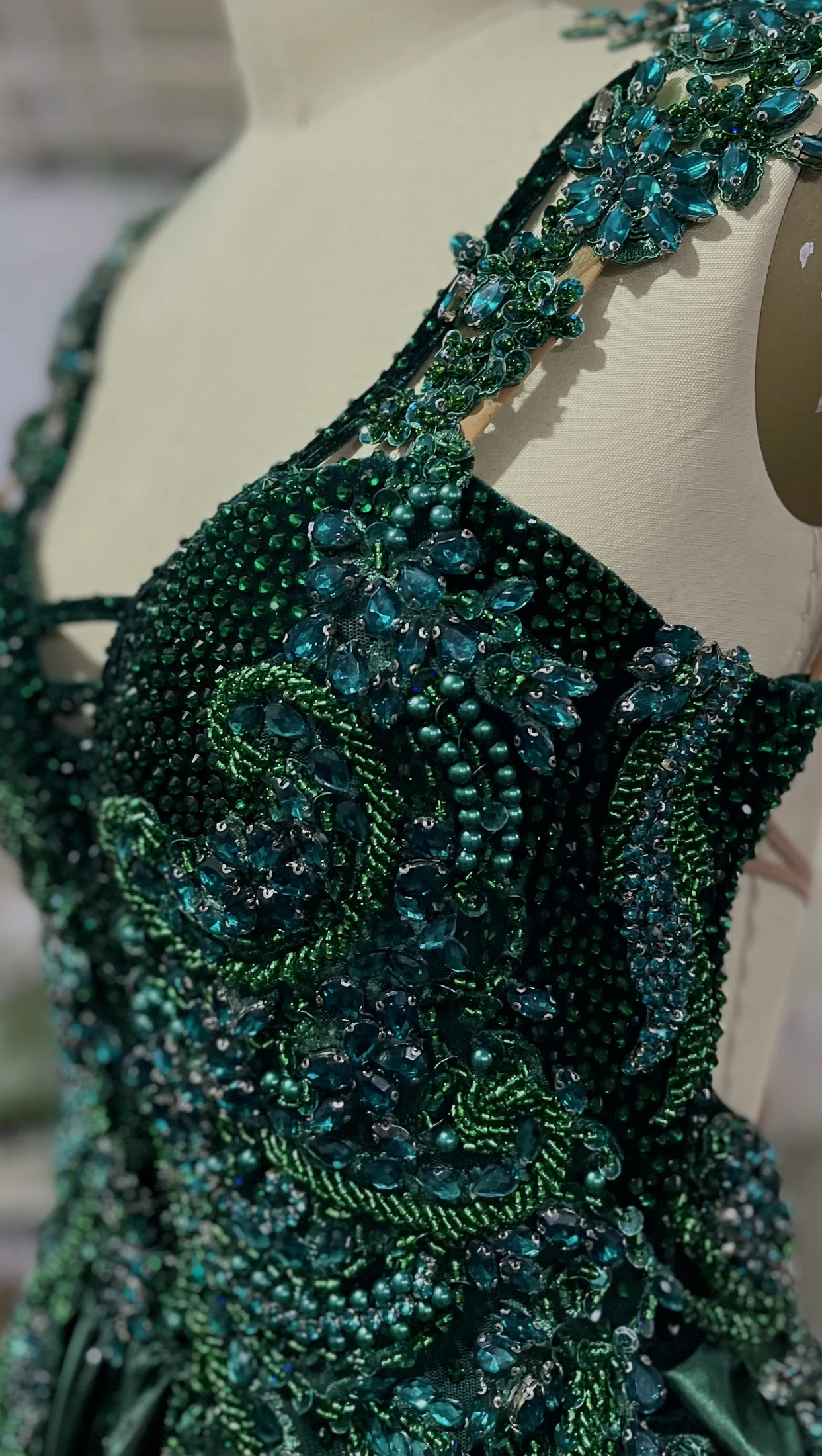 Emerald closing detail